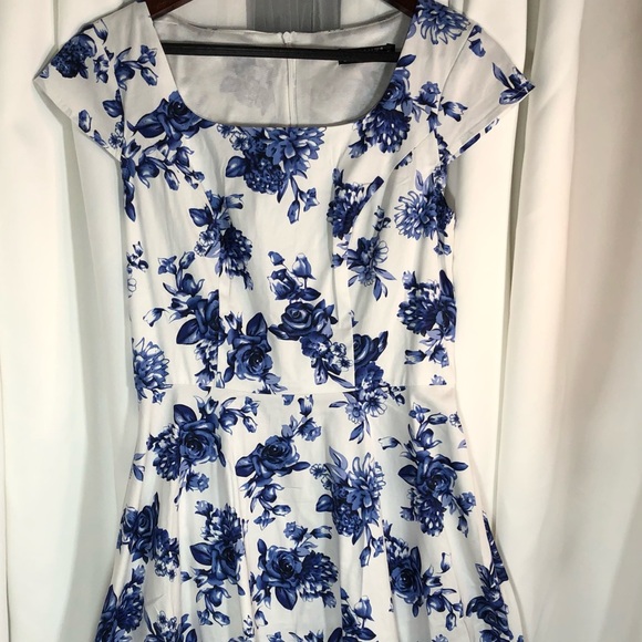 Kuvant - 1950’s Retro Style Scoop Neck Cocktail Dress in White & Blue Floral - Picture 2 of 16
